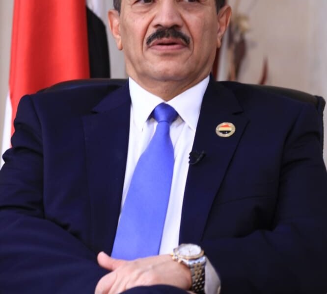 وزير الخارجية يحذر من عواقب استمرار سياسات العقاب الجماعي ضد اليمنيين