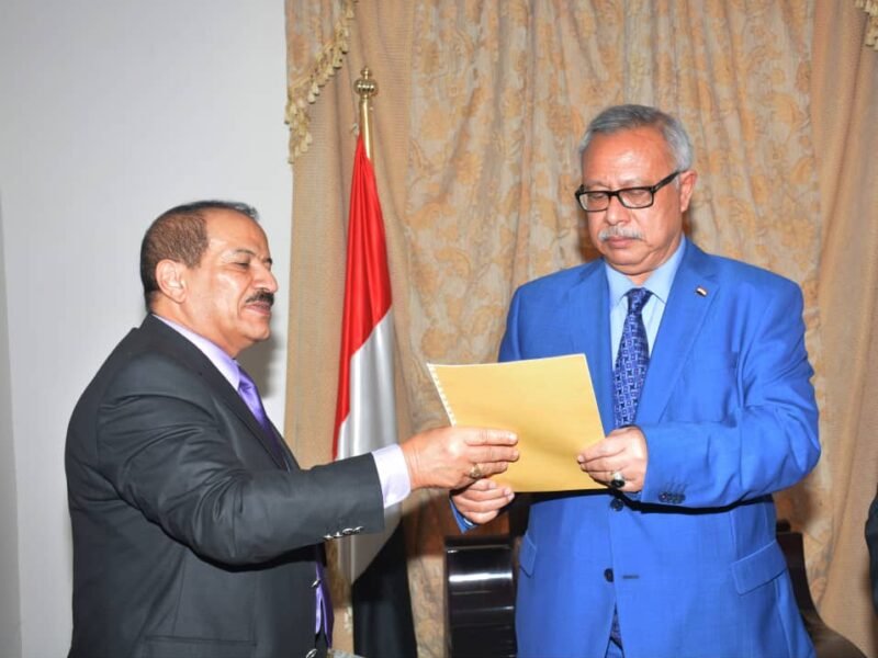رئيس الوزراء يتسلّم دعوة لحضور مراسم تنصيب الرئيس الإيراني