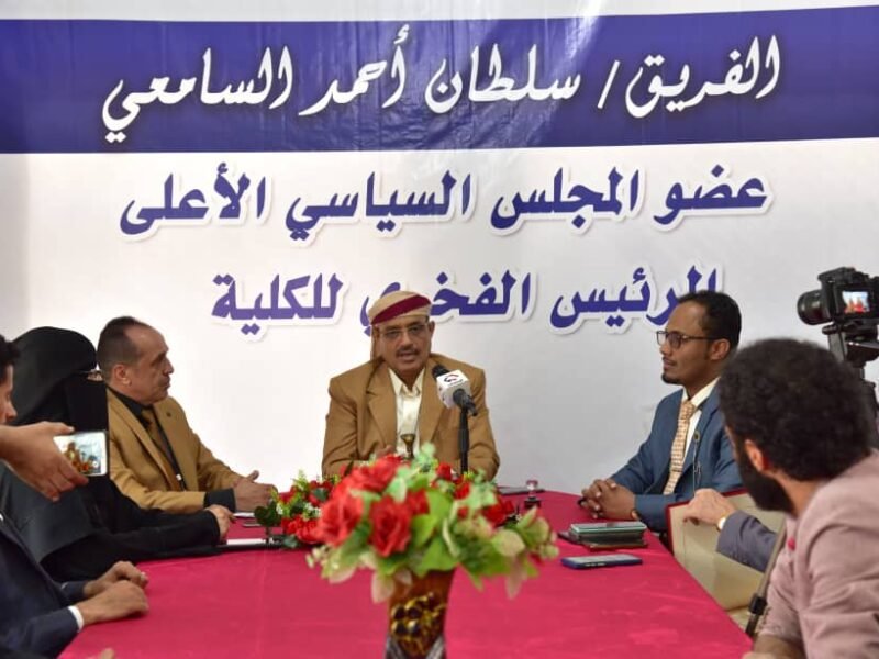 أشاد بمستوى أدائها الأكاديمي والعلمي   الكلية العالمية للعلوم الطبية تمنح رئاستها الفخرية ودرع الوفاء لعضو السياسي الاعلى الفريق سلطان السامعي