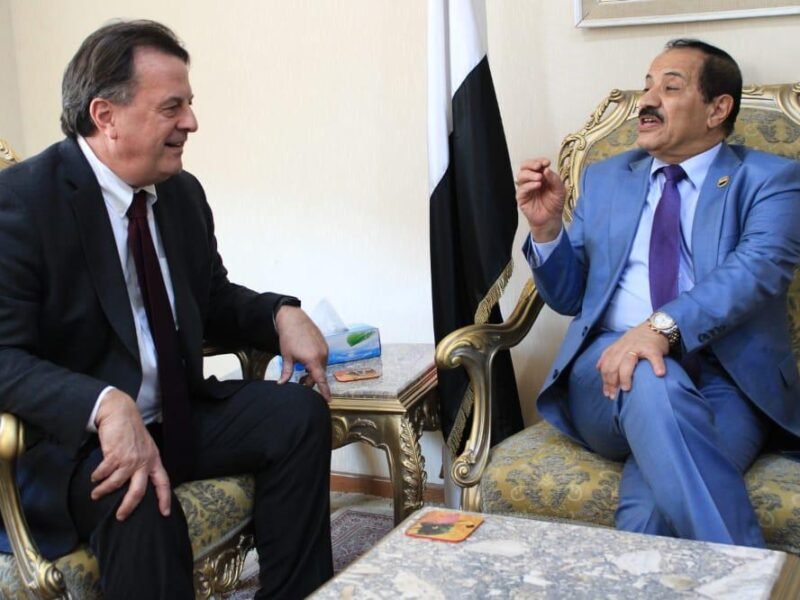 وزير الخارجية يلتقي المنسق المقيم ومنسق الشؤون الانسانية للامم المتحدة باليمن.