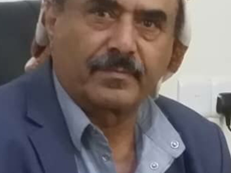 محافظ شبوة اللواء عوض العولقي يعزي عضو مجلس الشورى علي محمد الطمبالة في وفاة أخيه عوض