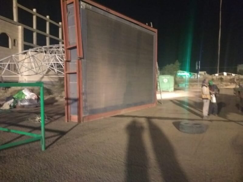 وضع اللمسات الفنية الأخيرة على ساحة ملعب الثورة لاستقبال حرائر اليمن في الاحتفال الكبير بذكرى المولد النبوي الشريف