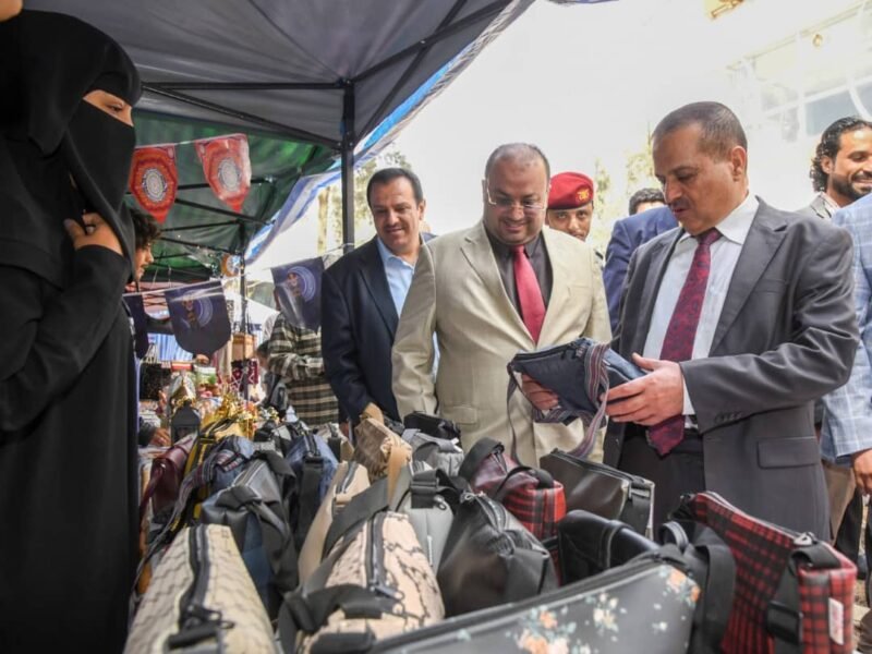 مقبولي يفتتح  معرض القرية التجارية بصنعاء .