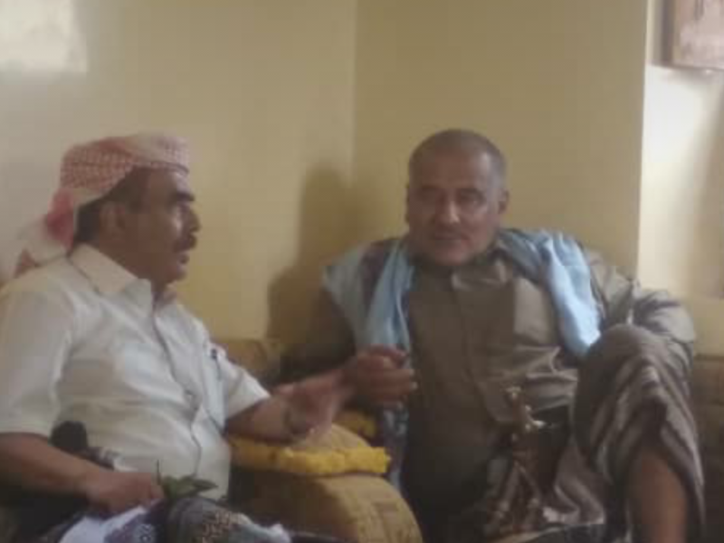 محافظ شبوة اللواء عوض العولقي يعزي الشيخ محمد أحمد سيف الصالحي وإخوانه في وفاة والدتهم