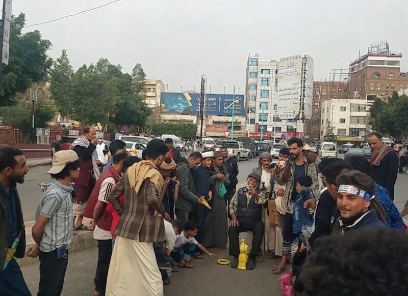 فيديو : اليمنيون يتجمهرون حول مواطن عراقي في العاصمة صنعاء لهذه الأسباب