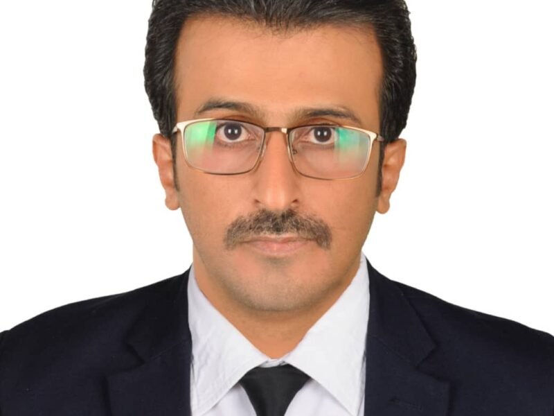 الشيخ مالك أحمد مساعد حسين وكيل محافظة شبوة يعزي في وفاة الشيخ عبدربه سالم الربيزي