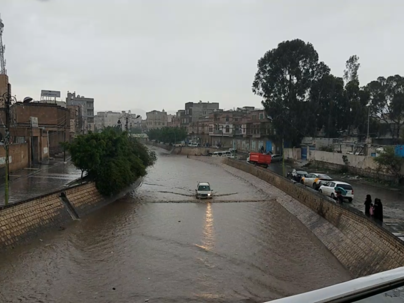 شاهد بالفيديو | امطار غزيرة وسيول عارمه في العاصمة صنعاء اليوم الجمعة