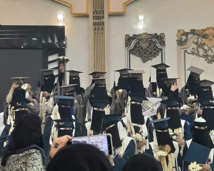 حفل تخرج ل44 طالب وطالبة  من طلاب القبالة والتمريض والمختبرات  بمعهد الرازي
