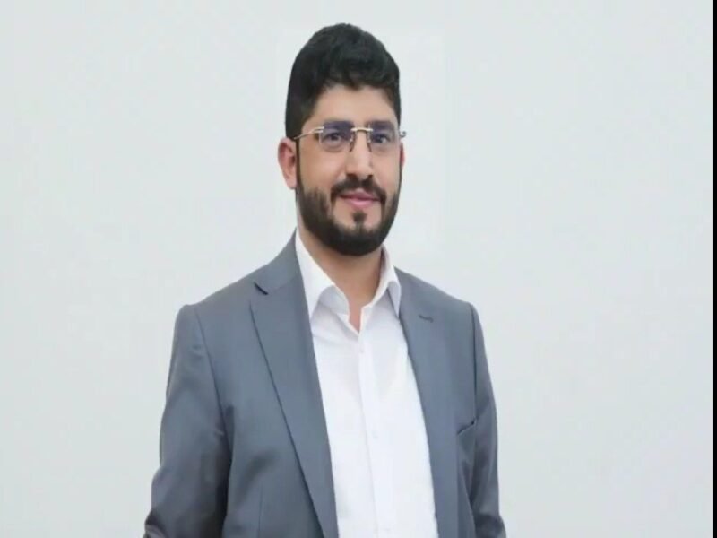 رئيس الوفد العسكري المفاوض اللواء أبو عبدالله الرزامي يهنئ قائد الثورة ورئيس المجلس السياسي بمناسبة عيد الثورة 21 سبتمبر