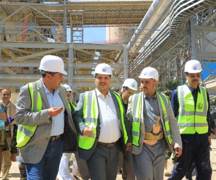 وزير الصناعة يطلع على سير العمل بمصنع إسمنت عمران