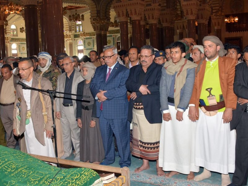 رئيس الوزراء وعدد من قيادات الدولة ومحافظة شبوة يشيعون فقيد الوطن الشيخ سيف بن طاهر الجنيدي