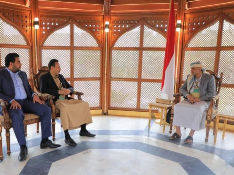 الرئيس المشاط يستقبل رجل الاعمال فاهم ونائب رئيس الغرفة حسن السياني