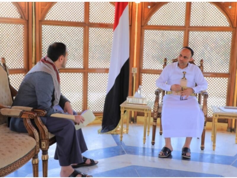 الرئيس مهدي المشاط يلتقي الشيخ حسن الحارثي  وكيل محافظة شبوة