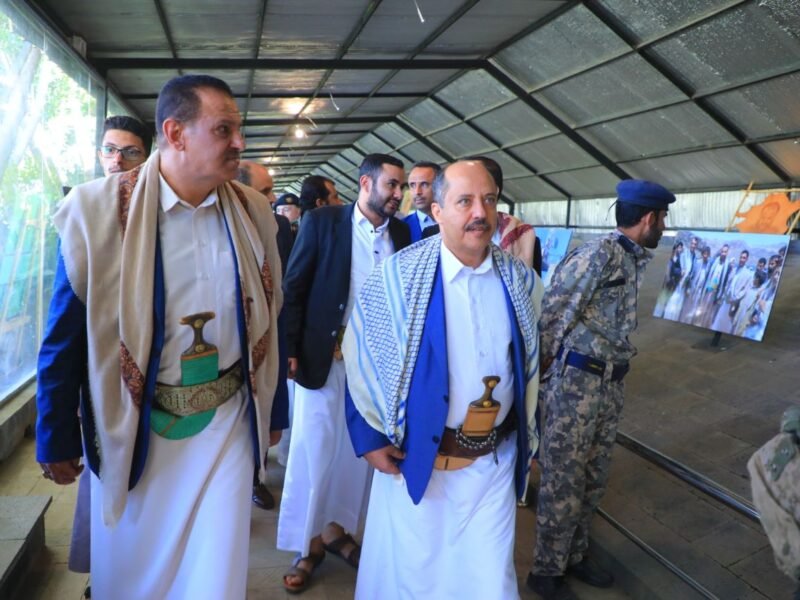 نائب وزير الصناعة وقيادات الهيئات والمؤسسات التابعة للوزارة يزورن ضريح الشهيد الصماد وروضات الشهداء