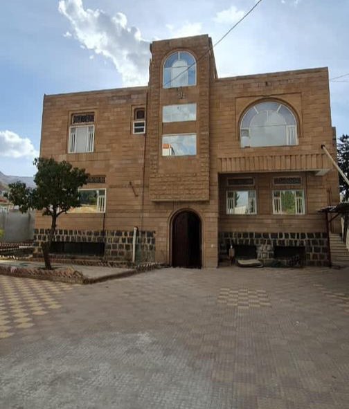 السلطة المحلية  لسقطرى تستكمل التجهيزات الخاصة بالسكن الخاص بابناء سقطرى الوافدين الى العاصمة صنعاء
