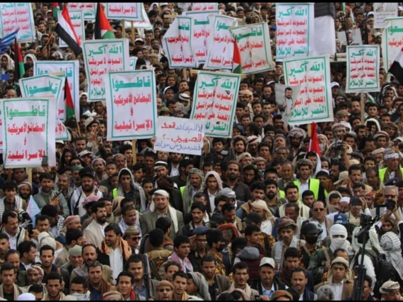 ملايين اليمنيين يحتشدون في العاصمة صنعاء في مسيرة ” قادمون في العام العاشر، فلسطين قضيتنا الأولى