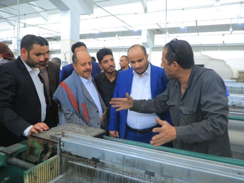 وزير الصناعة يشرف على عملية التشغيل التجريبي لمصنع الغزل والنسيج