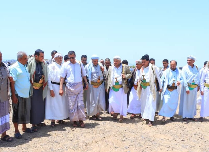 وزير الصناعة والتجارة يزور المرابطين في جبهة الكدحة بتعز