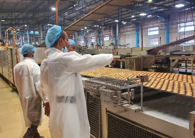 المواصفات تنفذ نزولا ميدانيا للتحقق من تطبيق اشتراطات المواصفات القياسية بعدد من مصانع المنتجات الغذائية