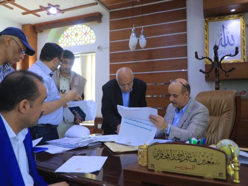 وزير الاقتصاد يلتقي المواطنين في اليوم المفتوح