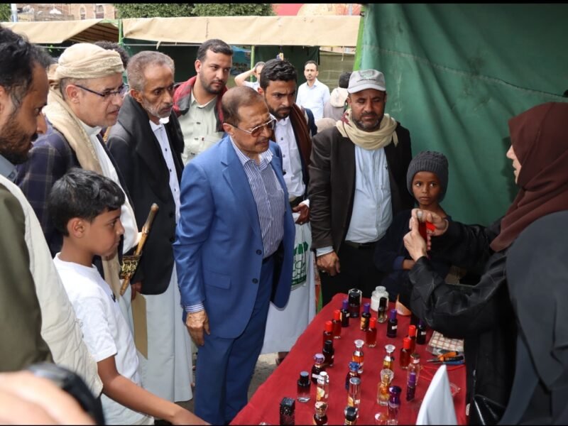 وزير الاقتصاد يزور سوق الخميس للأسر المنتجة