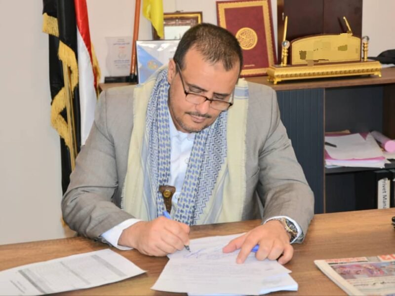 قيادة وموظفي هيئة المواصفات تهنئ قائد الثورة ورئيس المجلس السياسي بعيد الأضحى المبارك.