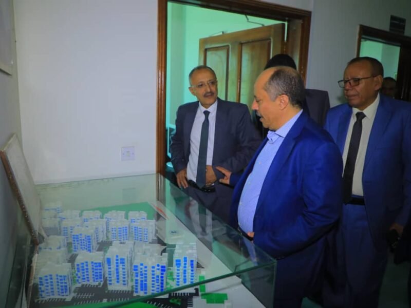 نائب وزير الاقتصاد يطلع على مستوى الانضباط الوظيفي في مؤسسة الاسمنت والشركة اليمنية الكويتية