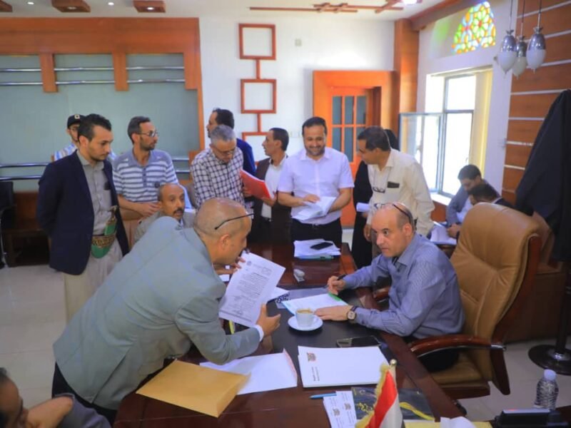 وزير الاقتصاد يلتقي المواطنين خلال اليوم المفتوح