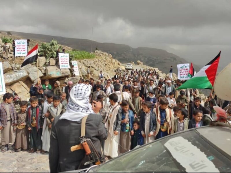 في مسيرة جماهيرية حاشدة أبناء قبائل الأشمور يعلنون جاهزيتهم لمواجهة أي تصعيد من قبل العدو الصهيوني نصرة لغزة