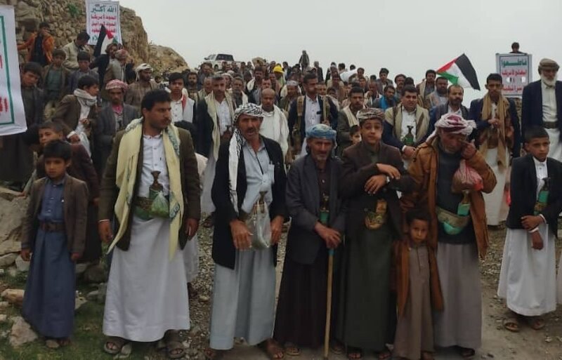 في وقفة جماهيرية حاشدة أبناء الأشمور يؤكدون الثبات مع غزة وجهوزيتهم العالية لمواجهة مؤامرات الأعداء