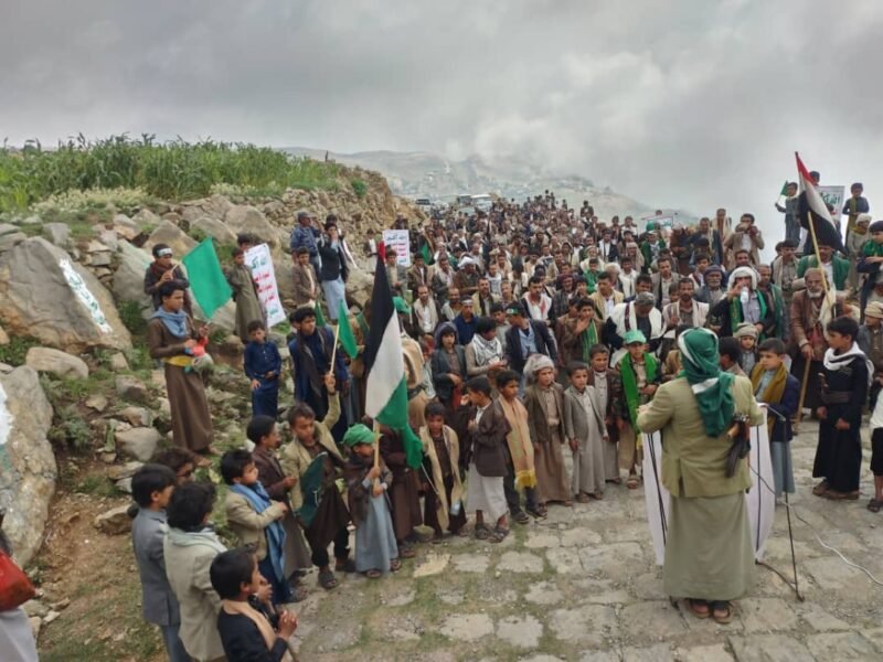 أبناء الأشمور بعمران في مسيرة حاشدة: “مع غزة جهاد وثبات.. غضباً للدماء المسفوكة والمقدسات المنتهكة”