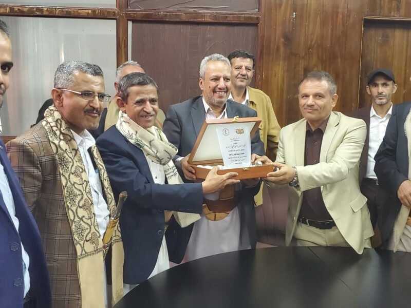 القائم بأعمال رئيس هيئة مكافحة الفساد يكرم القاضي عبده راجح رئيس دائرة التحري والتحقيق بالهيئة سابقا