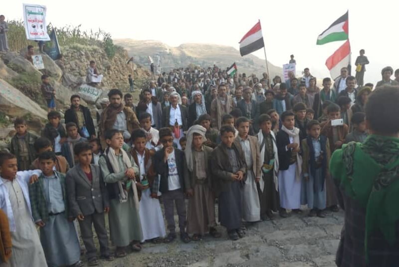 أبناء الأشمور بعمران ينظمون مسيرة جماهيرية حاشدة دعماً لغزة ويؤكدون جاهزيتهم العسكرية لمواجهة أي تهديد