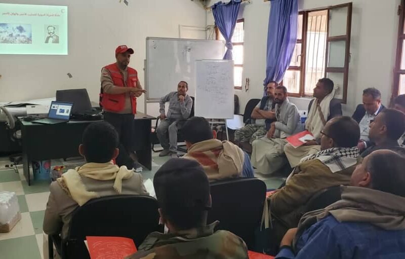 الهلال الأحمر اليمني (فرع صنعاء) يختتم ورشة تعريفية لمنتسبي التوجيه المعنوي حول الحركة الدولية والقانون الإنساني