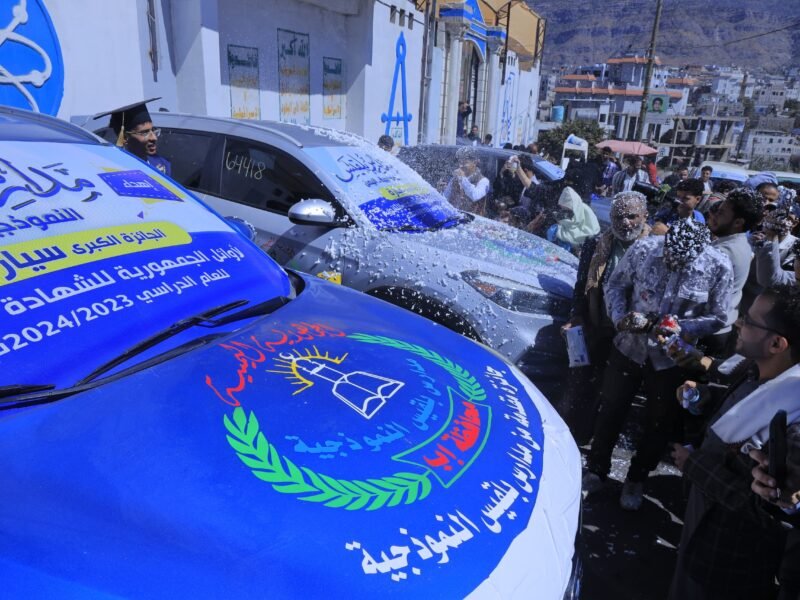 مدارس بلقيس النموذجية إب تحتفل بتكريم أوائل الجمهورية وتسليم سيارات وجوائز نوعية للمتفوقين