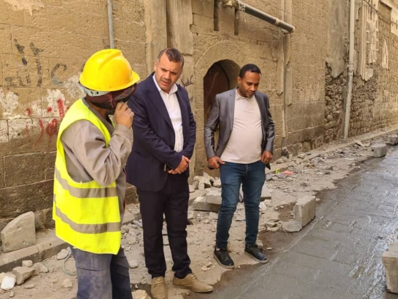 المدير التنفيذي للهلال الأحمر اليمني يتفقد سير العمل في مشروع إعادة تأهيل شبكات مياه صنعاء القديمة
