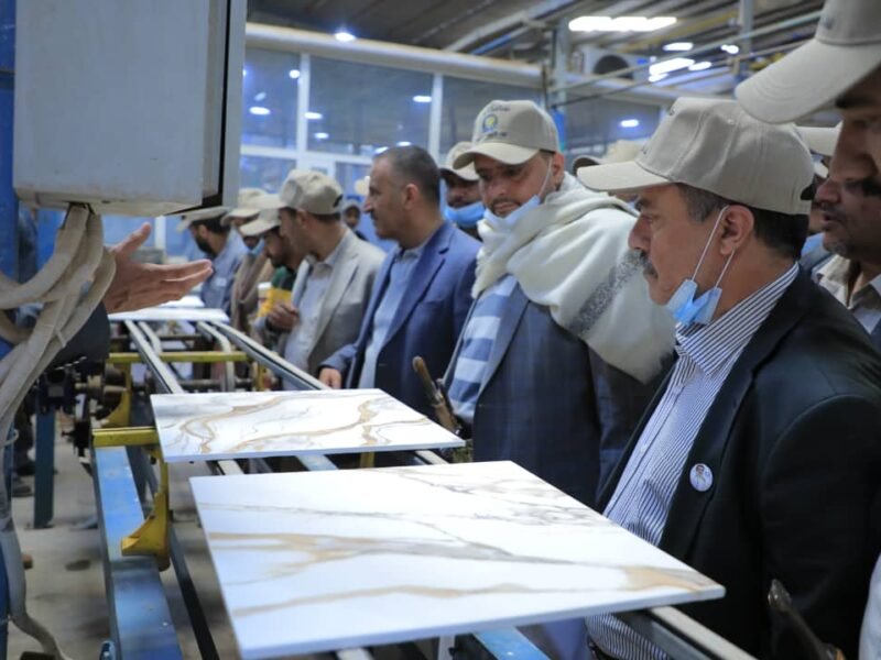 القائم بأعمال وزير الاقتصاد يدشن استئناف عملية الإنتاج في مصنع ” سيراميكا ردفان