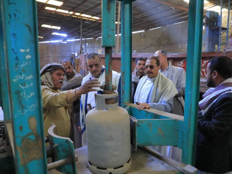 القائم بأعمال وزير الاقتصاد يزور مصنع متعثر لإنتاج أسطوانات الغاز في إب