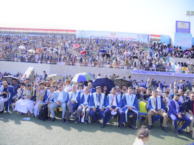 النعيمي ومفتاح يشاركان في حفل تخرج الدفعة الثالثة طب وجراحة من كلية الطب بجامعة 21 سبتمبر