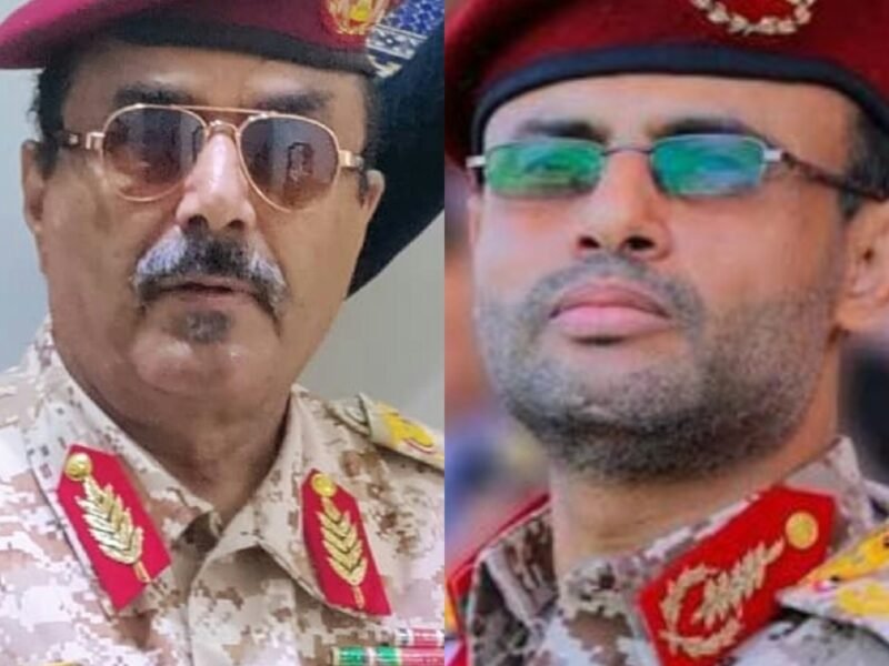 محافظ شبوة اللواء عوض العولقي يعزي فخامة الرئيس مهدي المشاط في وفاة والدته